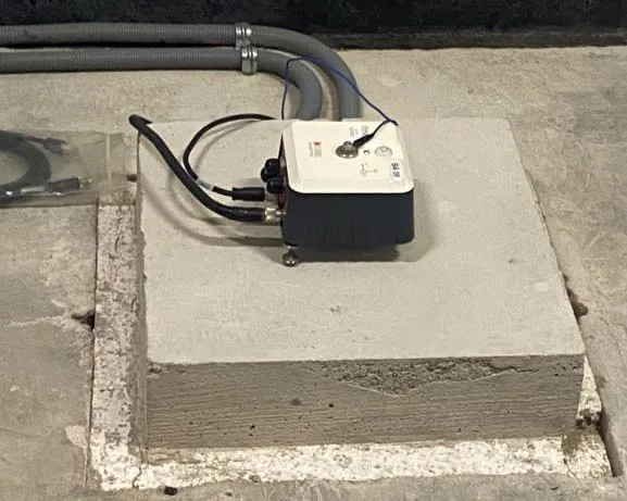 Acelerógrafo Kinemetrics ETNA2 instalado sobre dado de concreto en el sótano de un edificio