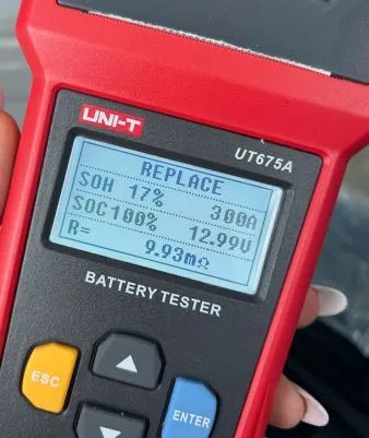 Testeador de baterías indicando reemplazo de la batería de respaldo de un acelerógrafo