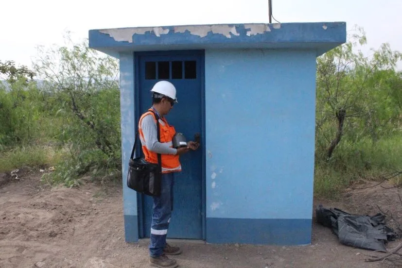 Técnico de NCN frente a una caseta acelerográfica durante el mantenimiento de una red de acelerógrafos