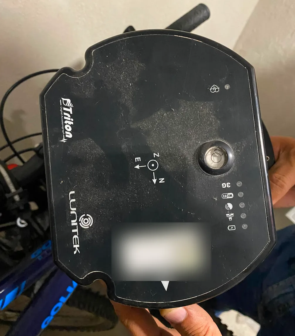 Acelerógrafo Lunitek Triton retirado de un sótano después de un aniego