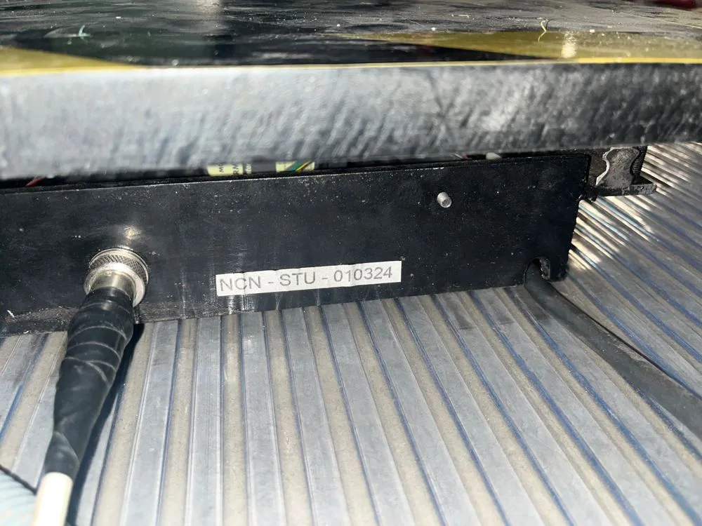 Mesa vibradora portátil de NCN usada para el ensayo de respuesta de un acelerógrafo