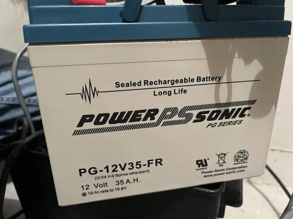 Batería de respaldo sellada de 12 V y 35 Ah retirada de un acelerógrafo Kinemetrics Obsidian