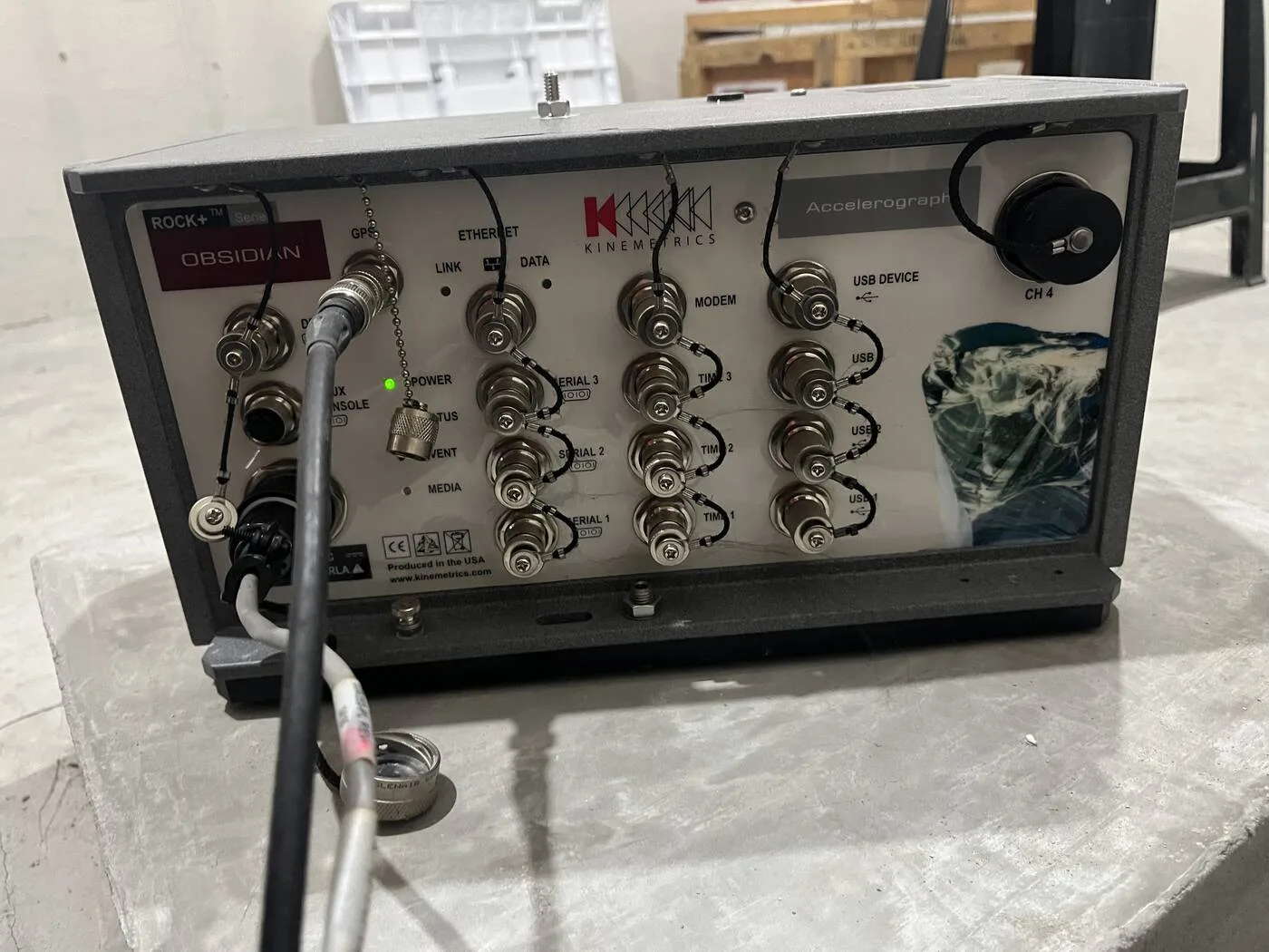Acelerógrafo Kinemetrics Obsidian encendido después del mantenimiento, sobre su dado de concreto