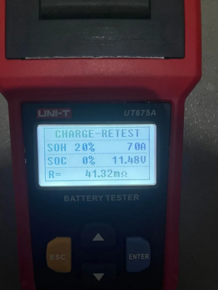 Probador de baterías con estado de salud de 20 % y carga de 0 % en la batería de respaldo de un acelerógrafo