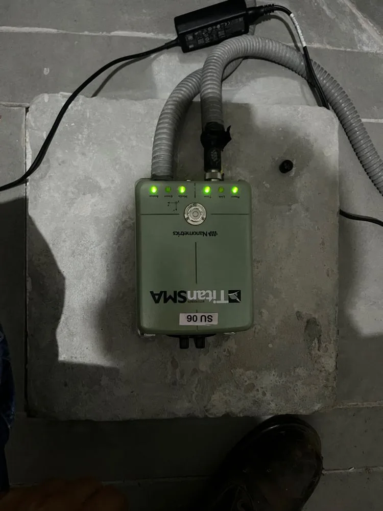 Acelerógrafo Nanometrics Titan SMA con los LED de estado encendidos después del mantenimiento