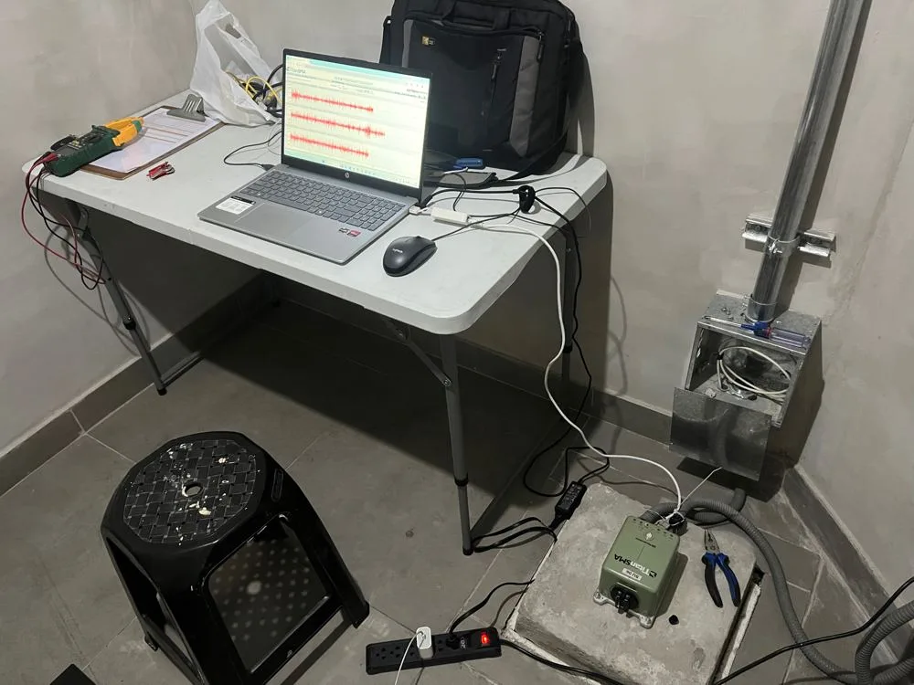 Puesto de trabajo de NCN junto a un acelerógrafo Nanometrics Titan SMA en la caseta del sótano durante un mantenimiento