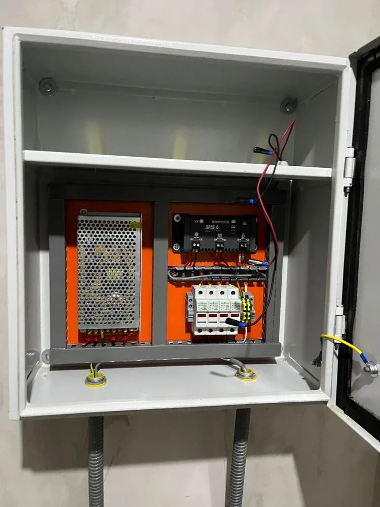 Tablero de energía de una estación acelerográfica con baterías, cargador, controlador de carga y llaves térmicas