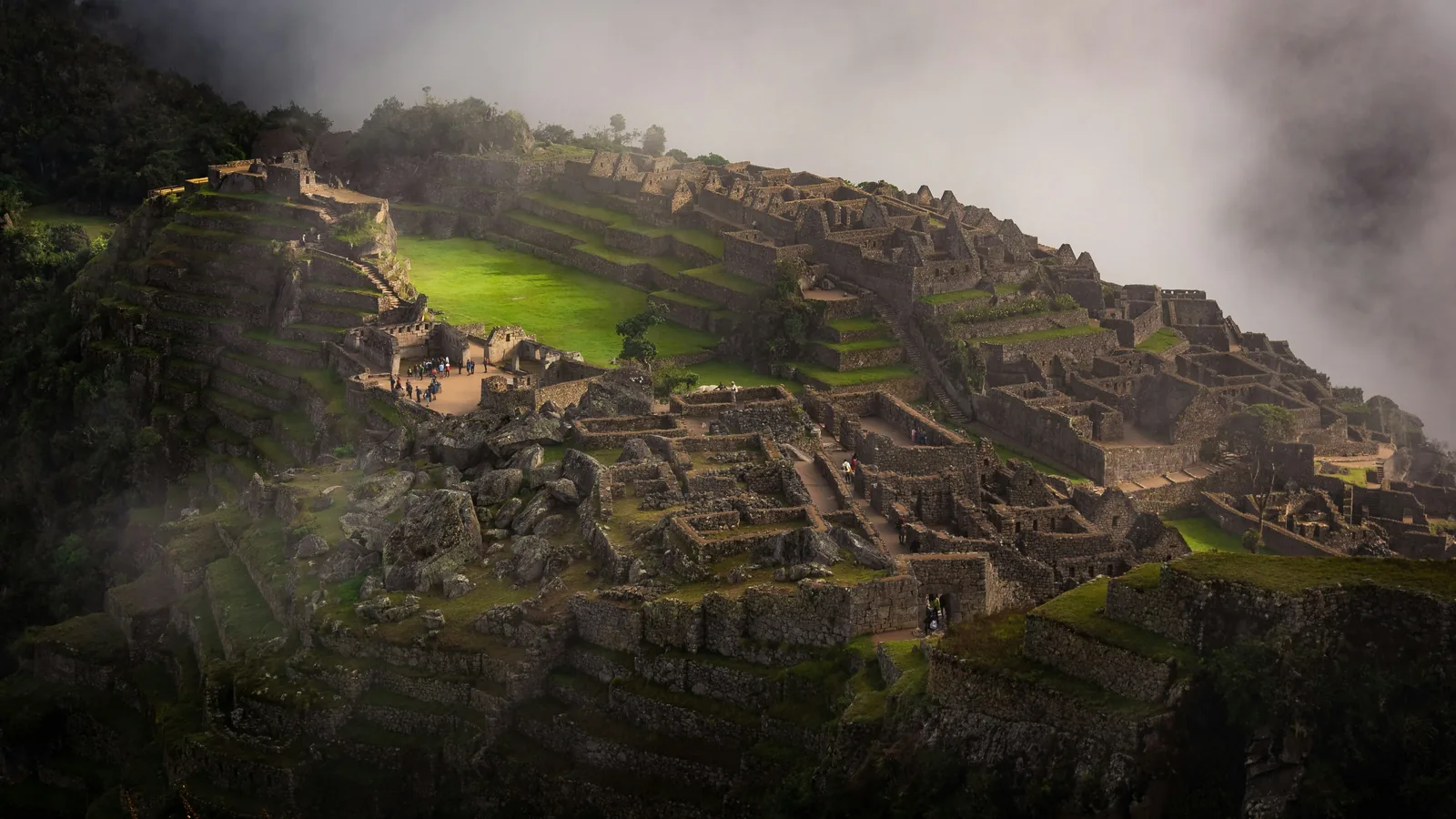 Estructura de piedra en los Andes del Peru entre neblina