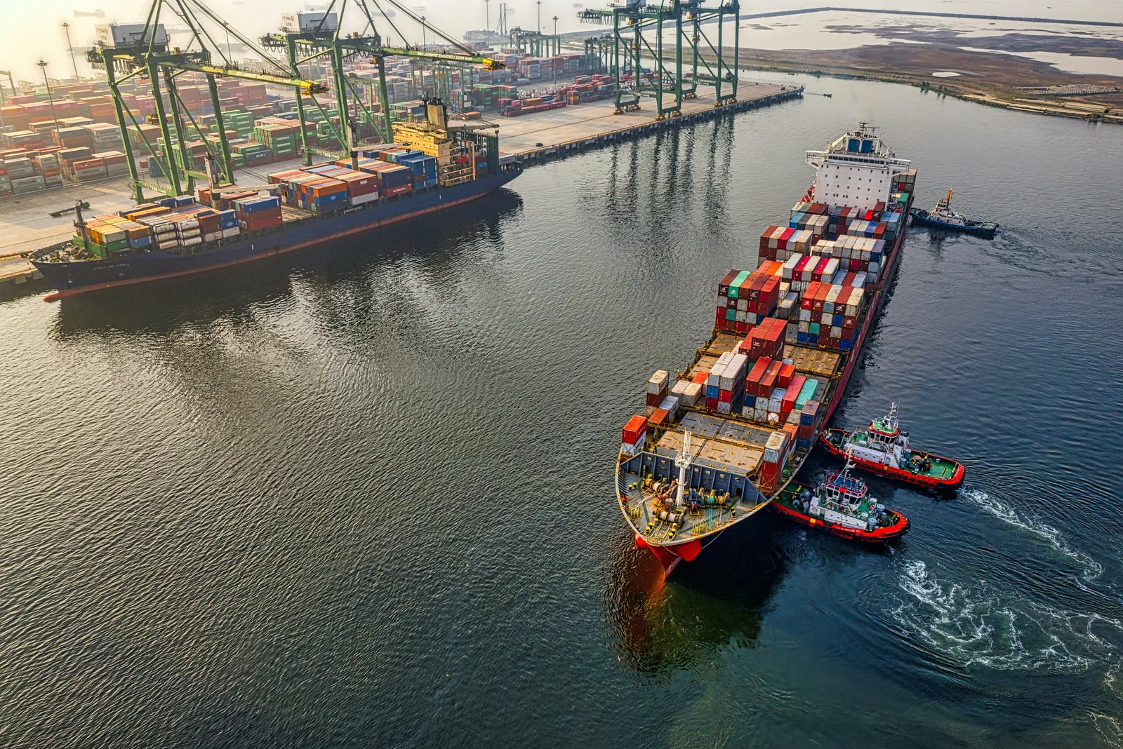 Terminal portuario de contenedores con gruas portico en operacion
