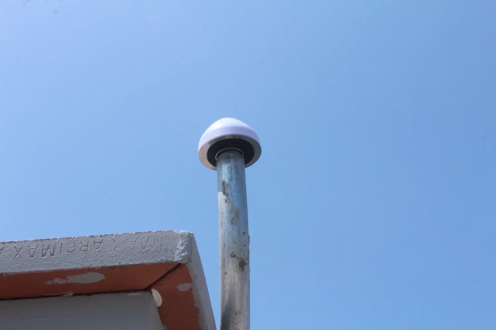 Antena GPS del URQU1 instalada en azotea
