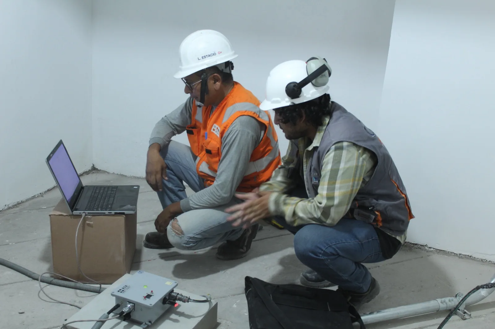 Equipo técnico de NCN durante la instalación del URQU1