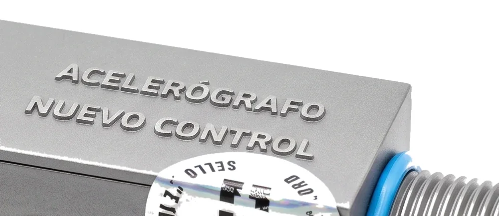 Grabado en relieve ACELERÓGRAFO NUEVO CONTROL en la carcasa del URQU2