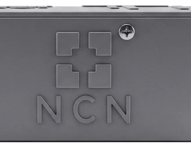 Logotipo NCN grabado en la carcasa del URQU2